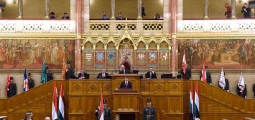البرلمان المجري يصوت اليوم على تعديل دستوري يحظر توطين الأجانب في البلاد